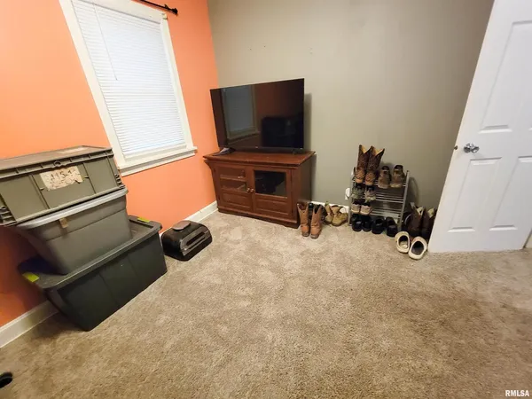 $124,900 | 221 Hickory Street, Flora, IL 62839
