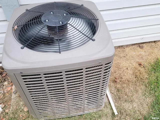 $124,900 | 221 Hickory Street, Flora, IL 62839