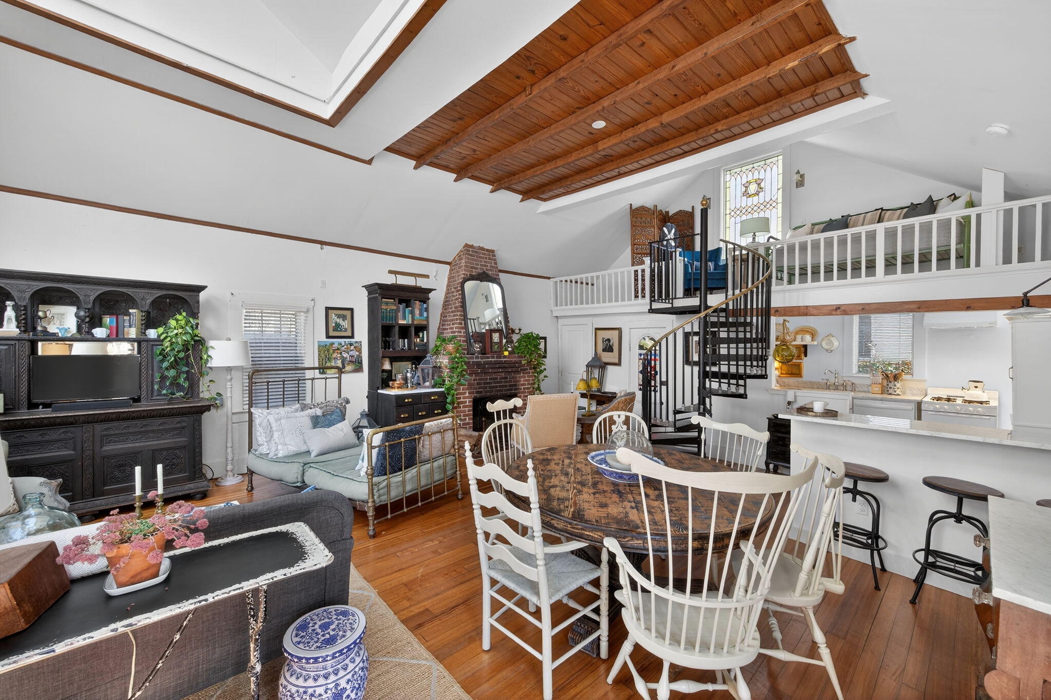 5 Webster Place Provincetown, MA 02657 - Photo 6 of 33 .