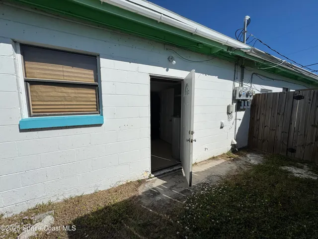 an empty room with closet and ceiling fan