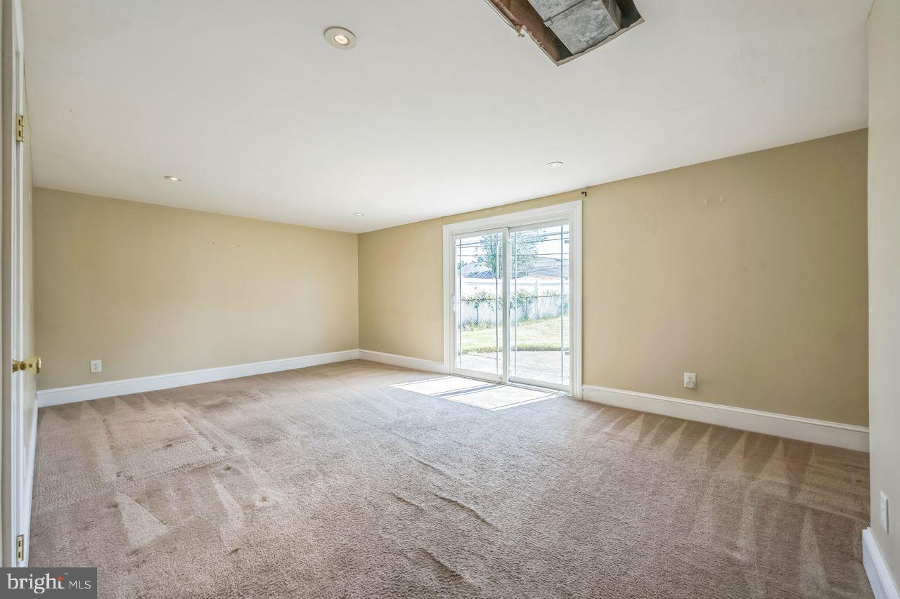 9731 Glenhope Road Philadelphia, PA 19115 - Photo 15 of 36 an empty room with windows