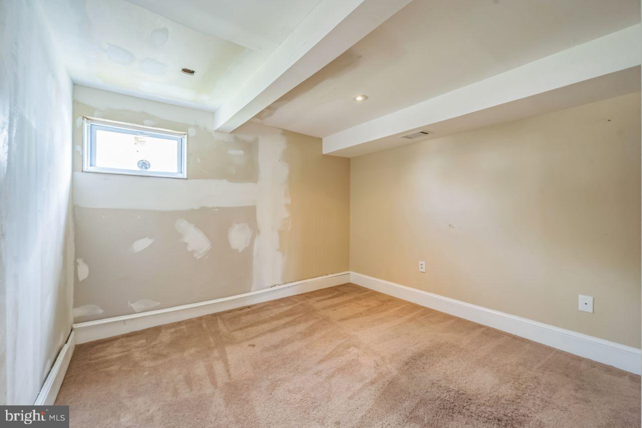 9731 Glenhope Road Philadelphia, PA 19115 - Photo 19 of 36 an empty room with windows