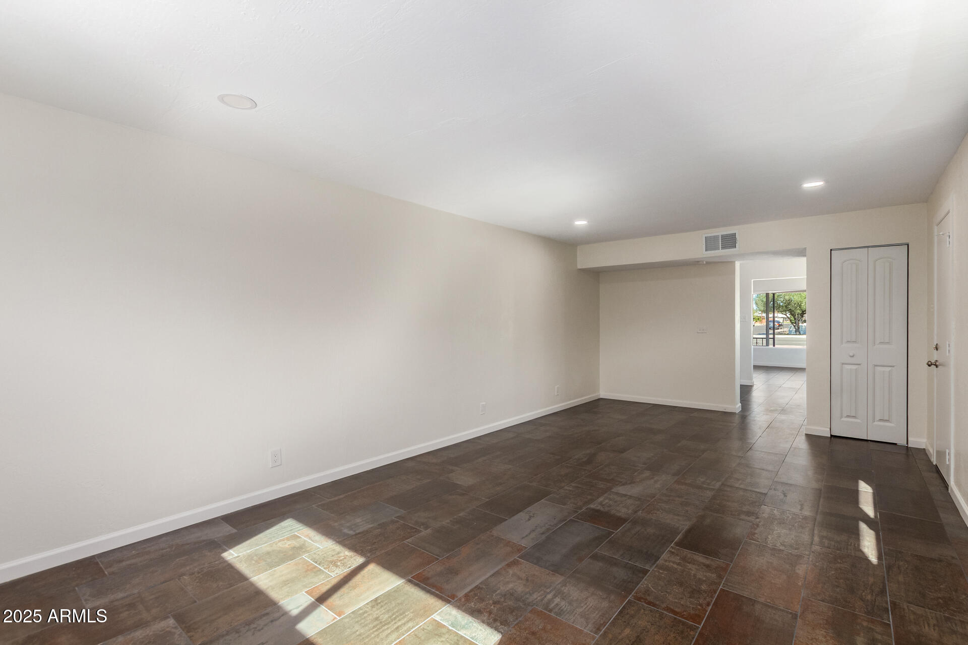 1401 East Osborn Road Phoenix, AZ 85014 - Photo 9 of 36 an empty room with windows