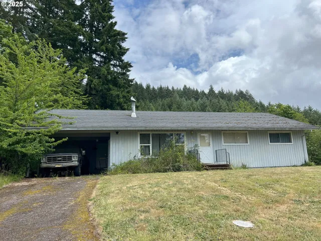 a front view of house with yard