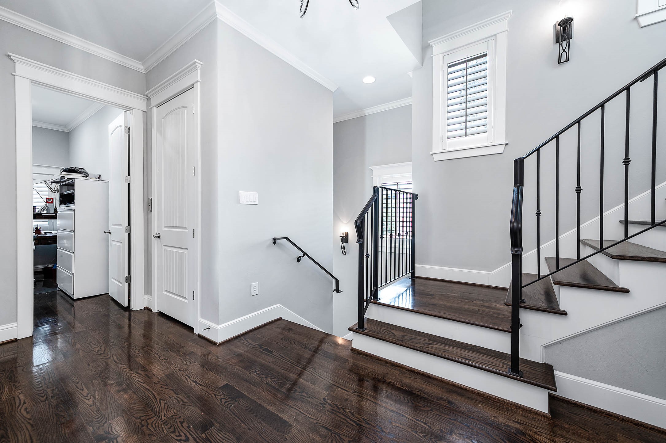 2035 Sheridan Street, Unit A Houston, TX 77030 - Photo 17 of 41 Spacious second-floor foyer offering a smooth transition between rooms.