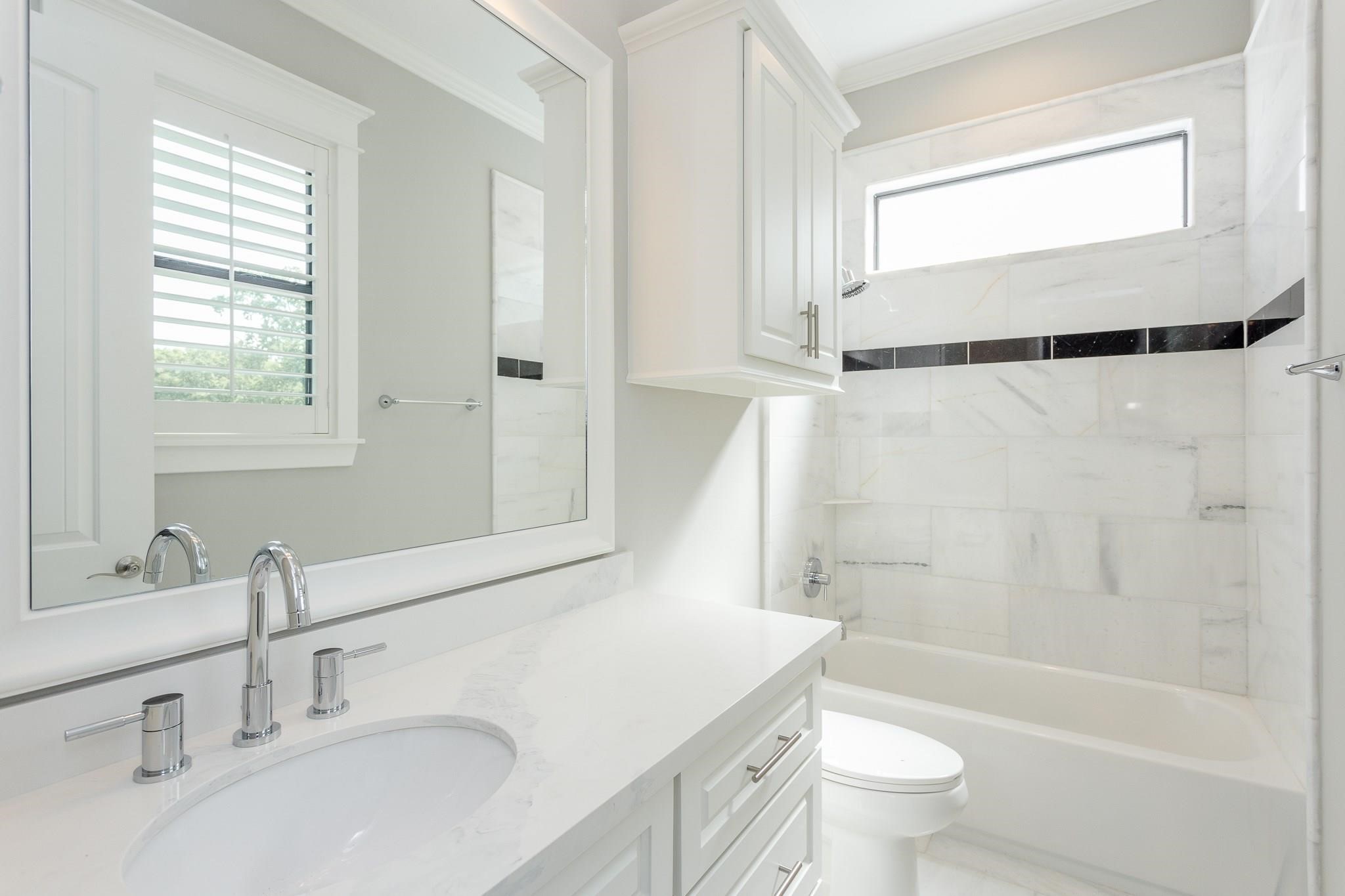 2035 Sheridan Street, Unit A Houston, TX 77030 - Photo 28 of 41 a bathroom with a sink a toilet and a bathtub