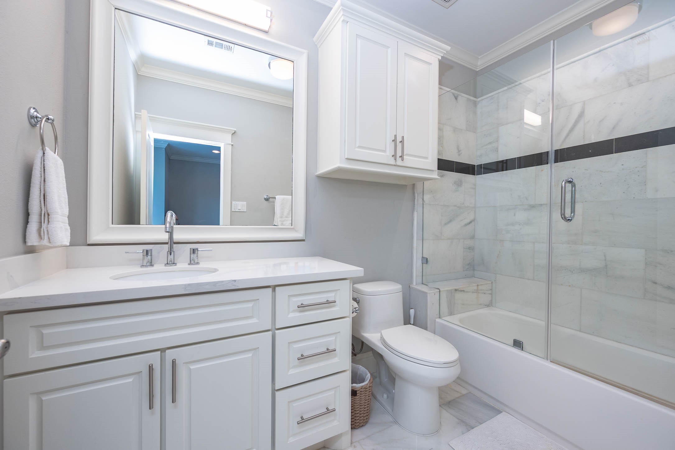 2035 Sheridan Street, Unit A Houston, TX 77030 - Photo 34 of 41 a bathroom with a toilet a sink a mirror and a bathtub