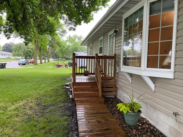 $194,900 | 220 South 2nd Street, Bird Island, MN 55310
