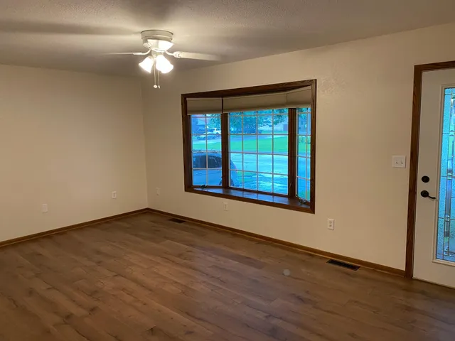 $194,900 | 220 South 2nd Street, Bird Island, MN 55310