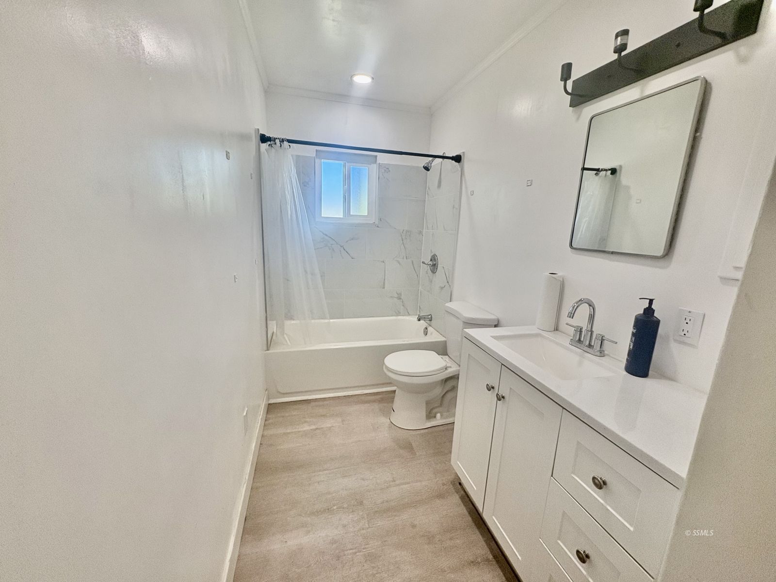 729 North Sanders Street Ridgecrest, CA 93555 - Photo 7 of 17 a bathroom with a toilet a sink a tub and mirror