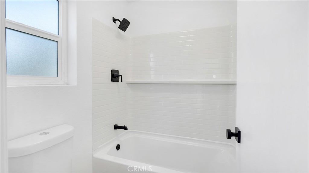 336 Fallingstar Irvine, CA 92614 - Photo 44 of 73 a bathroom with a bathtub