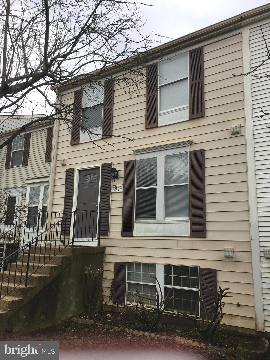 6944 Villa-Del-Rey Court Springfield, VA 22150 - Photo 2 of 14 a front view of a house