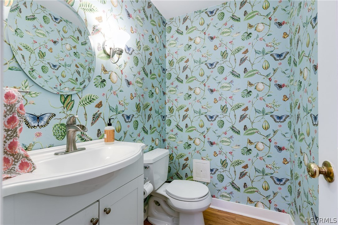 2021 Castlebridge Road Midlothian, VA 23113 - Photo 17 of 38 Cheerful guest bath is conveniently located betwee