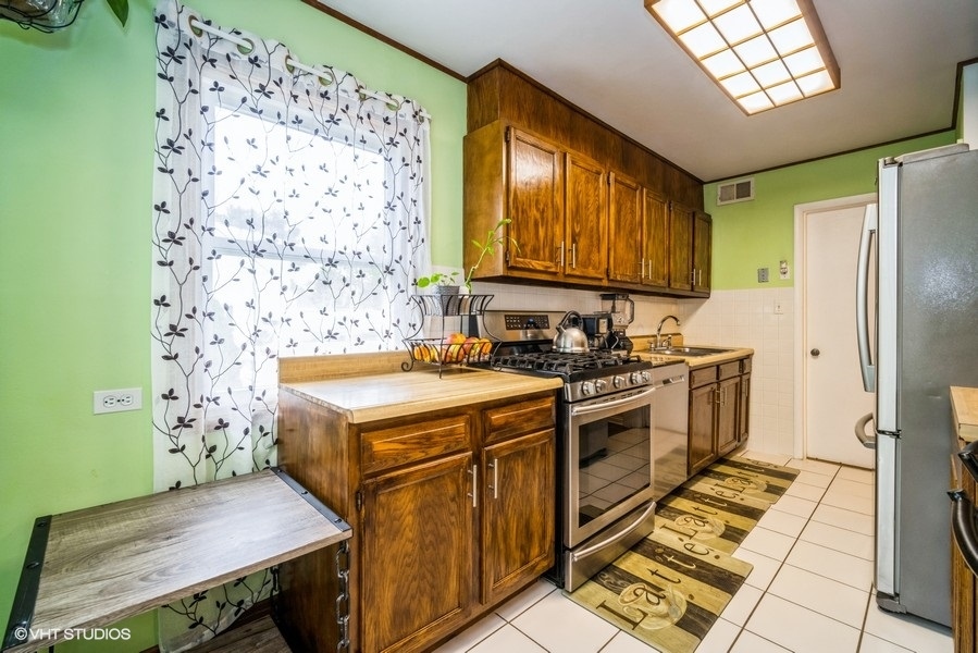 26W414 Geneva Road Carol Stream, IL 60188 - Photo 4 of 16