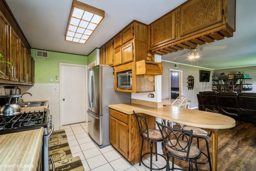 26W414 Geneva Road Carol Stream, IL 60188 - Photo 5 of 16
