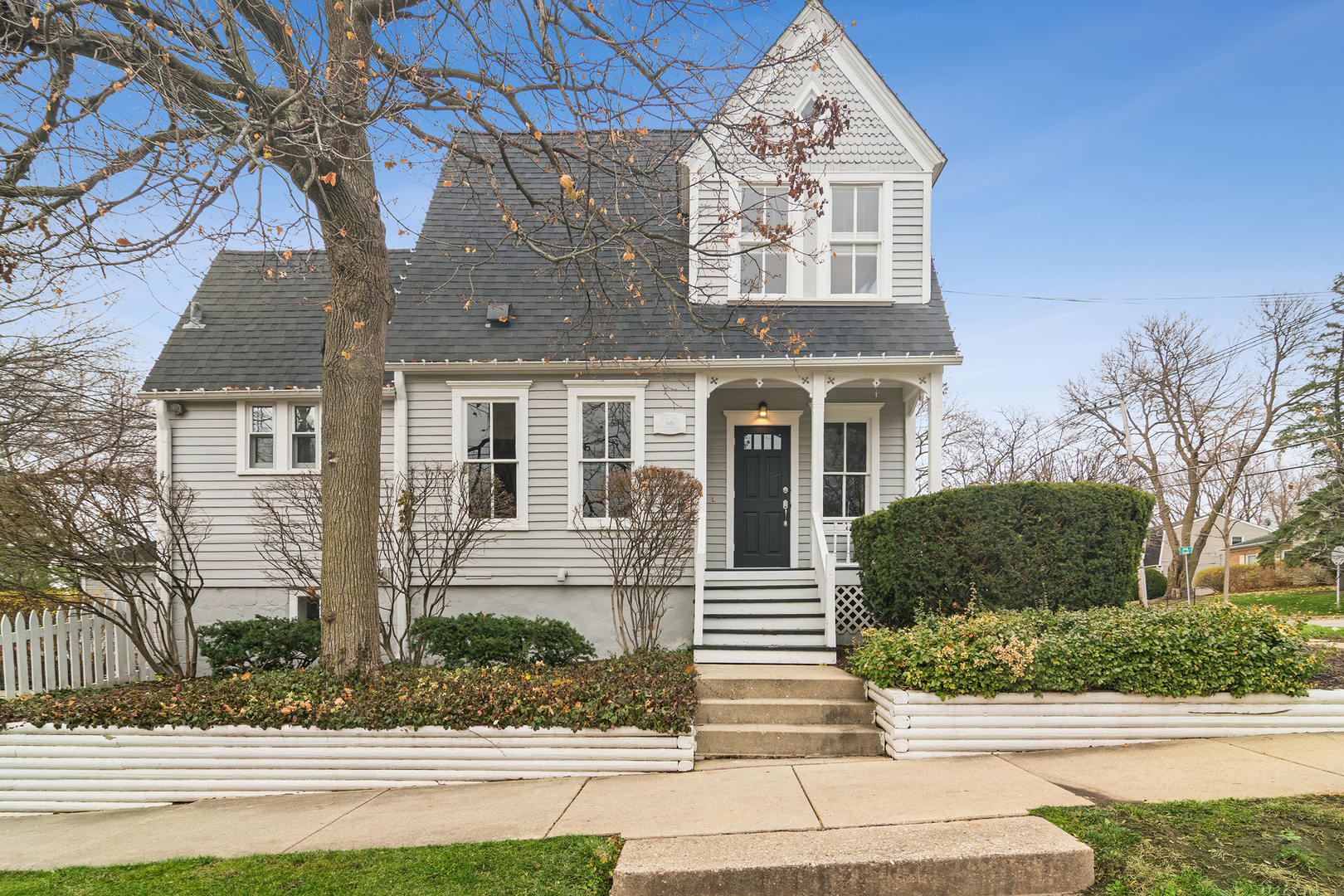 202 East Hillside Road Barrington, IL 60010 - Photo 2 of 37 front view of a house