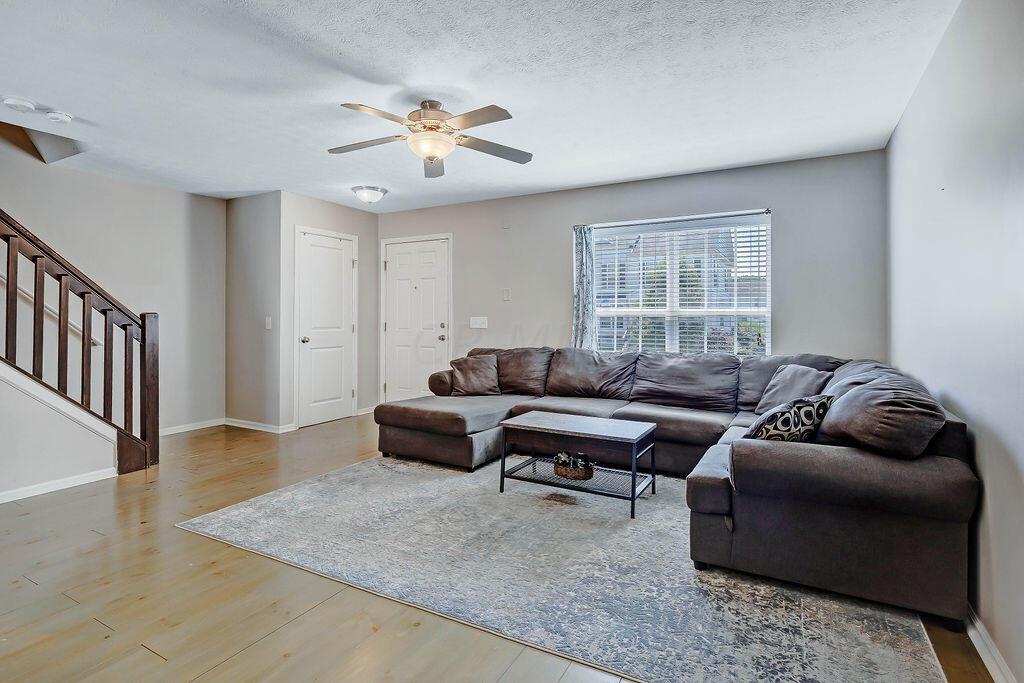 6238 Needletail Road Columbus, OH 43230 - Photo 6 of 24 Living Room