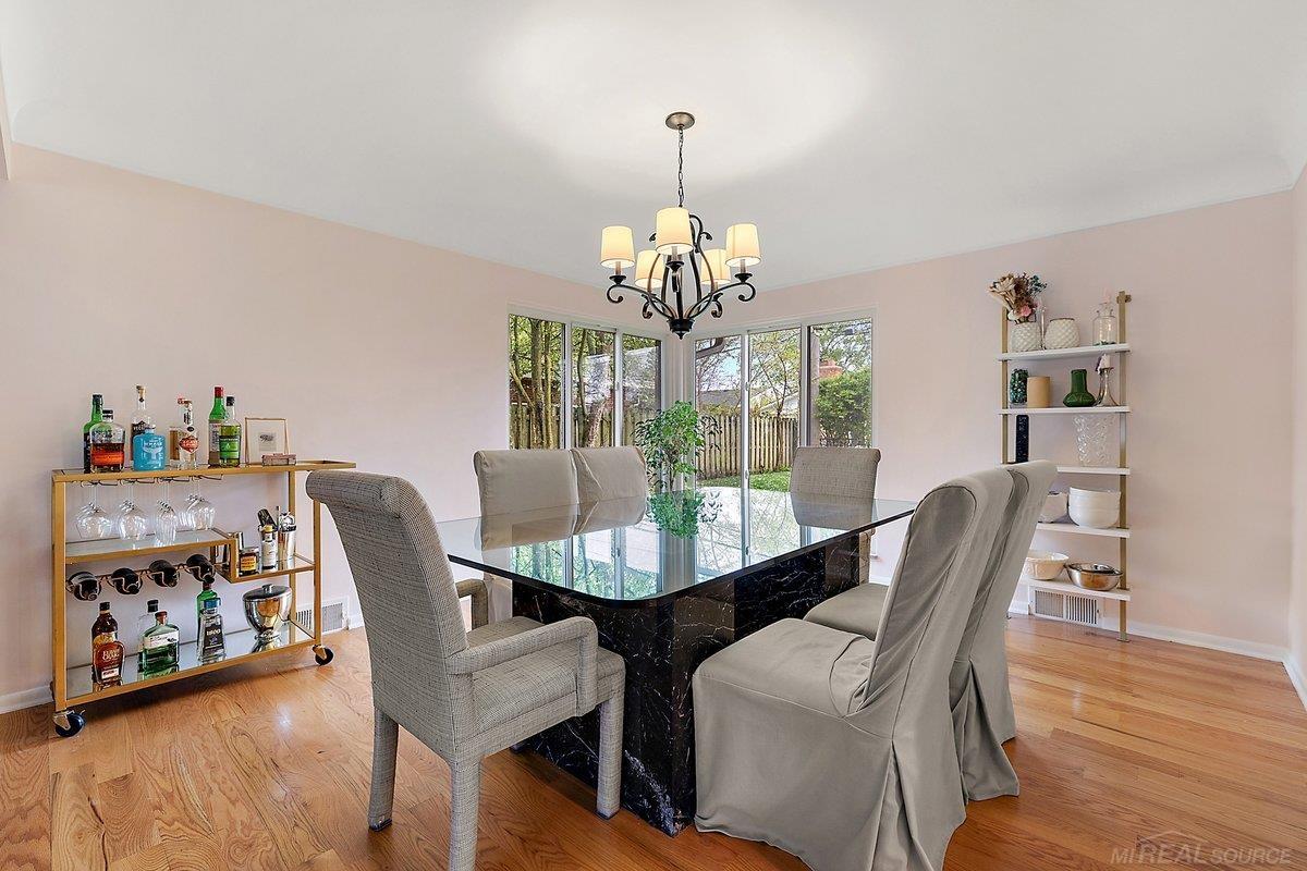 939 Ballantyne Road Grosse Pointe, MI 48236 - Photo 8 of 35 50175159-CC7791CD-7504-4B4E-9D70-9627E7910BE4.JPG