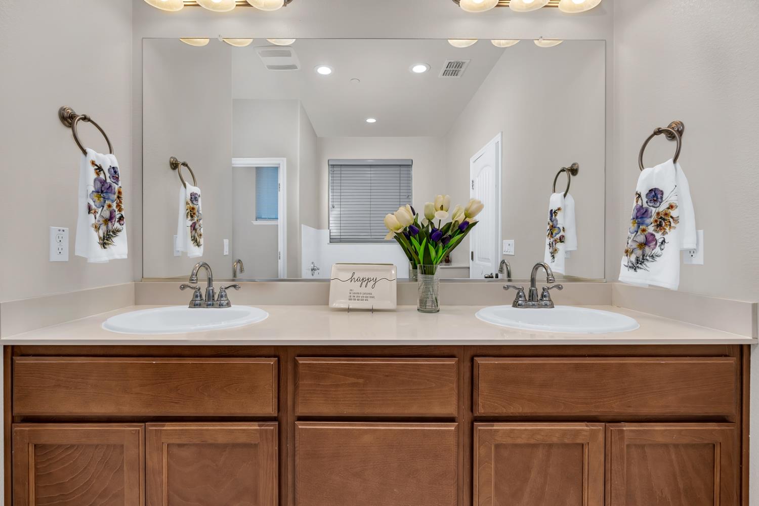 1476 Dynes Street Merced, CA 95348 - Photo 20 of 39 primary bathroom vanity