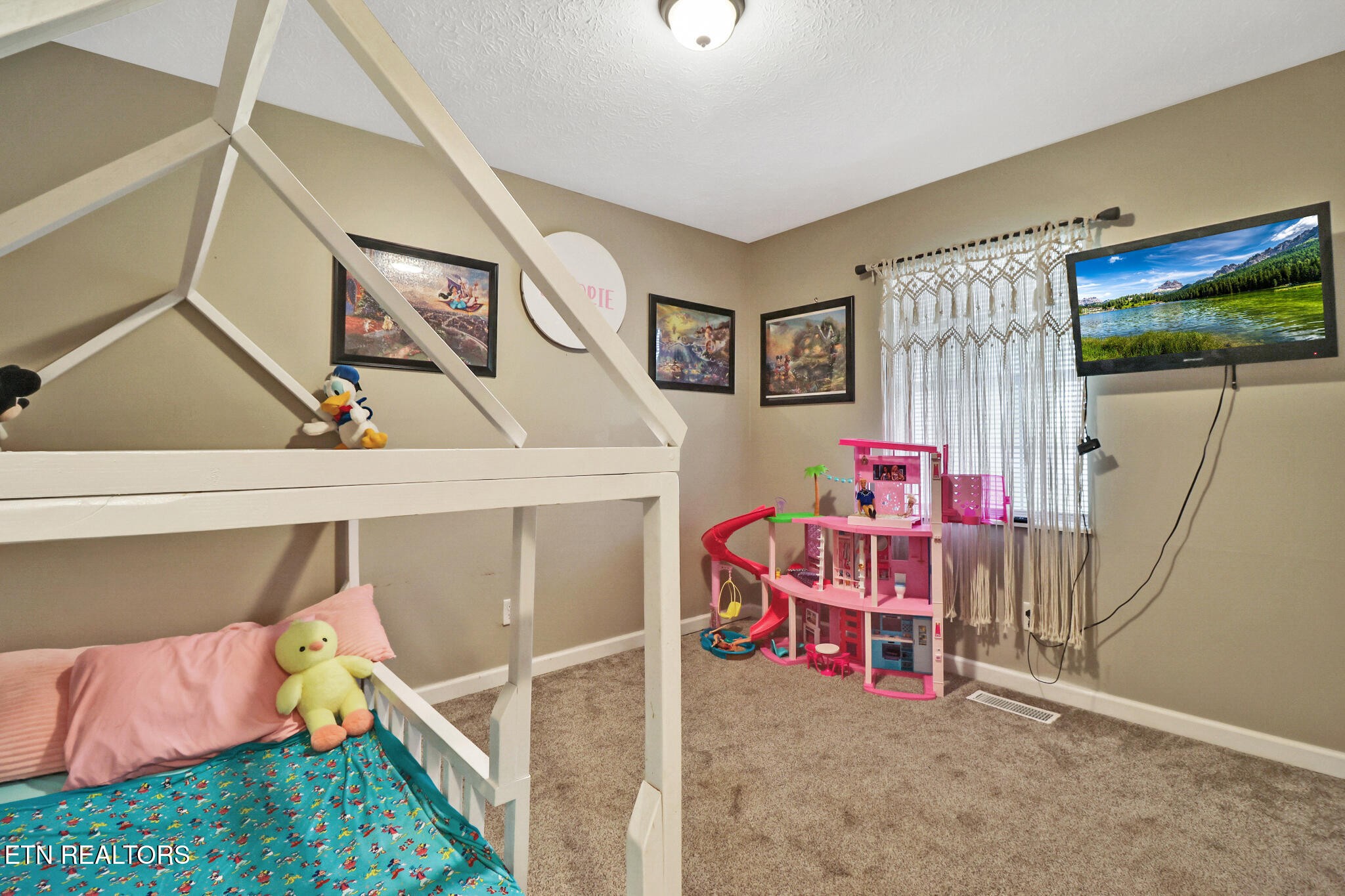 604 Bear Cub Lane Clinton, TN 37716 - Photo 16 of 23 a living room with furniture