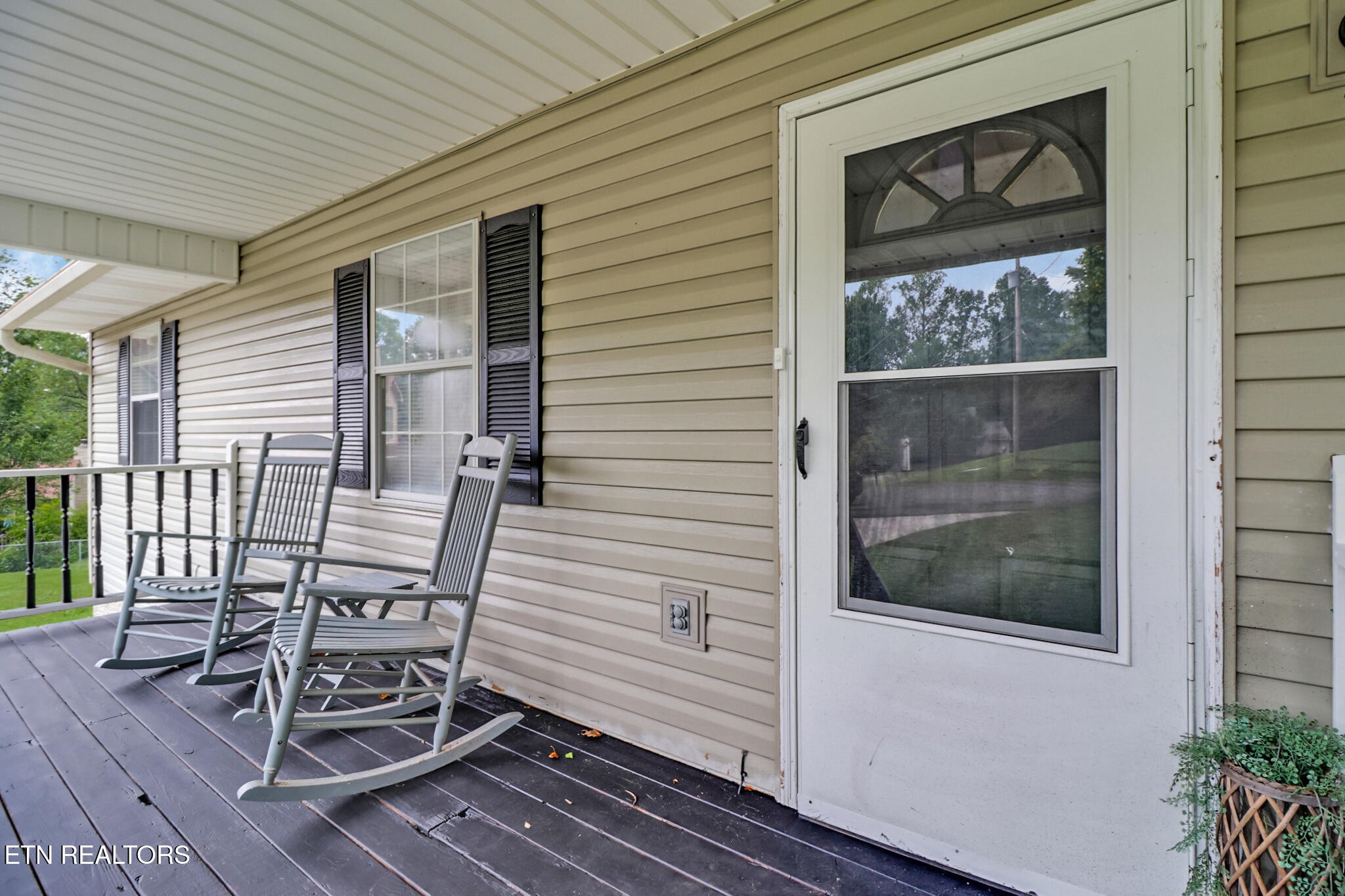 604 Bear Cub Lane Clinton, TN 37716 - Photo 2 of 23 a view of a patio with a table and chairs
