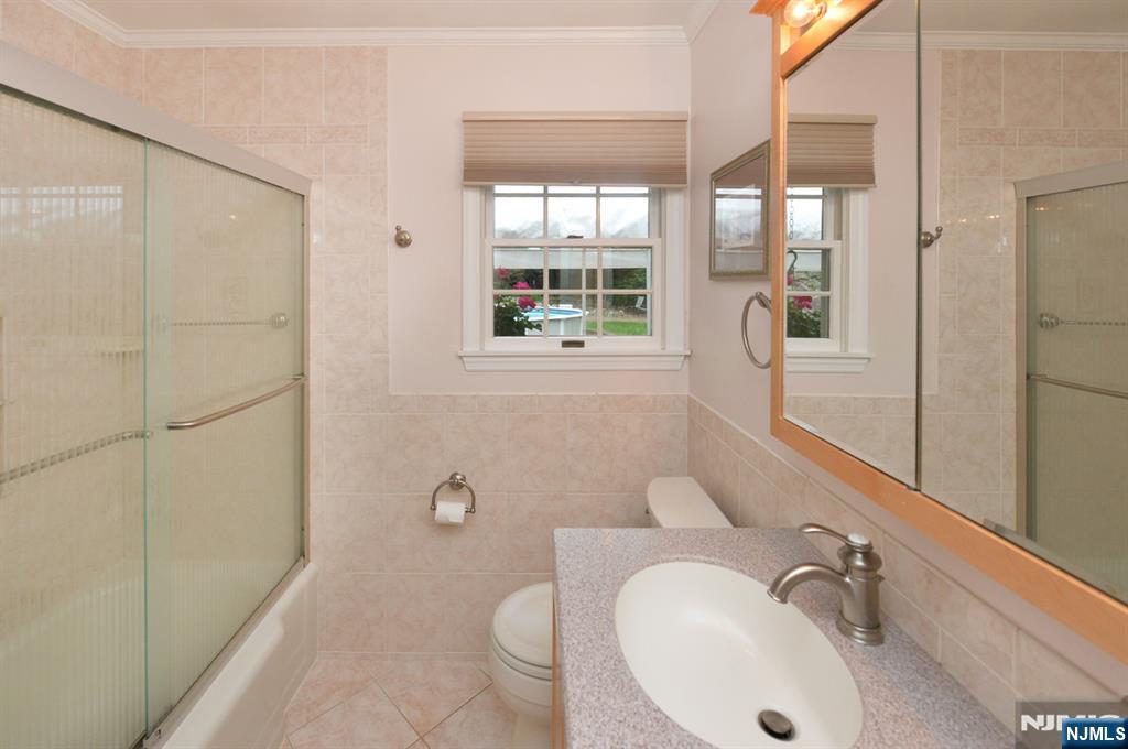 30 Knolls Road Bloomingdale, NJ 07403 - Photo 11 of 32
