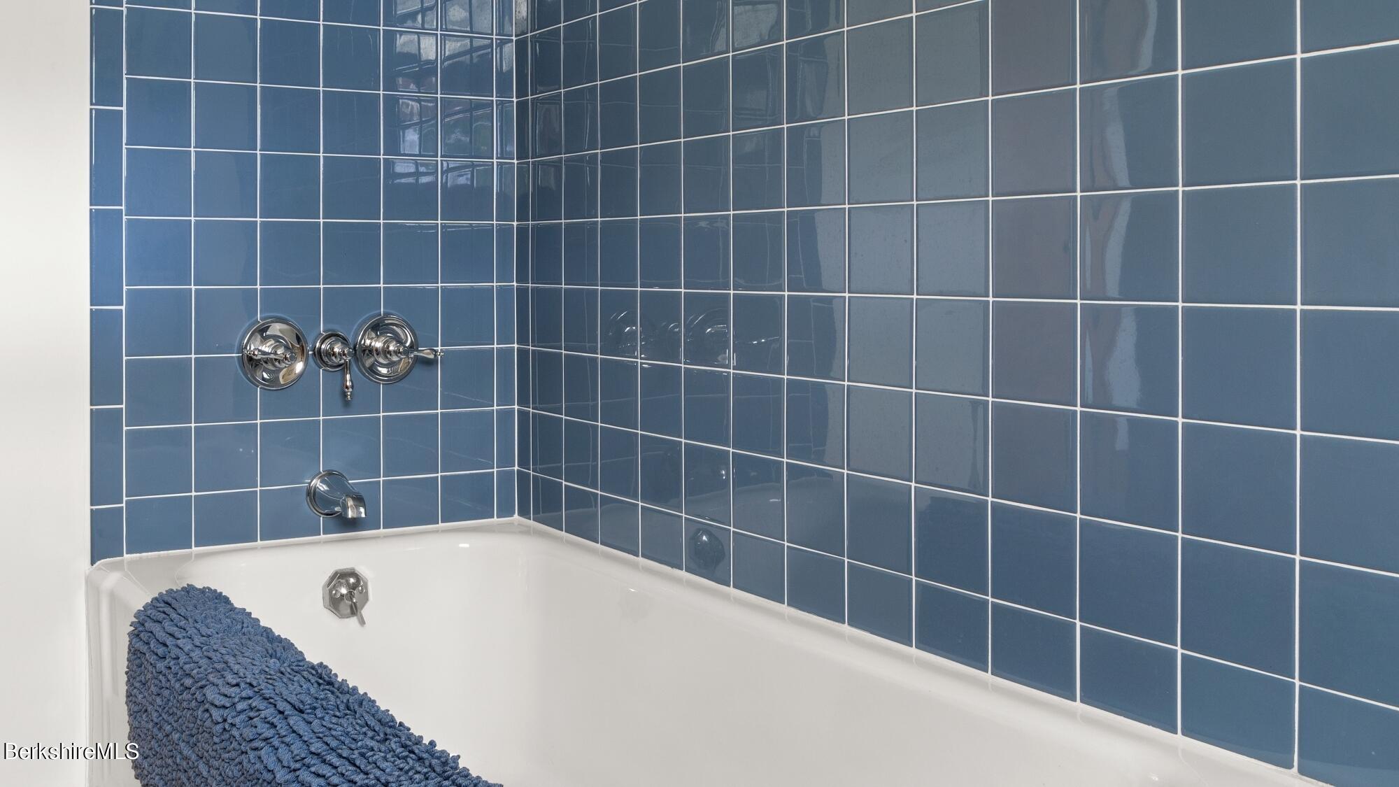 23 Ridgeway Avenue Pittsfield, MA 01201 - Photo 23 of 29 a bathroom with a bathtub