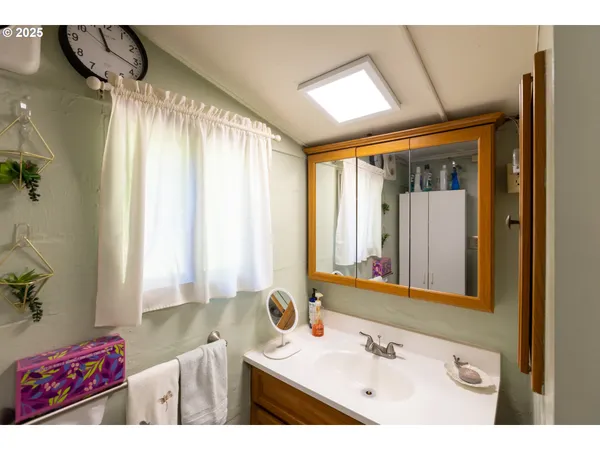 $699,000 | 2442 Kingsley Road, Hood River, OR 97031