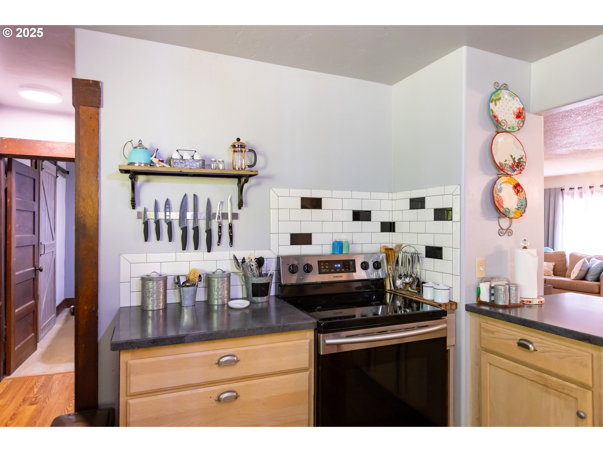 2442 Kingsley Road Hood River, OR 97031 - Photo 7 of 38