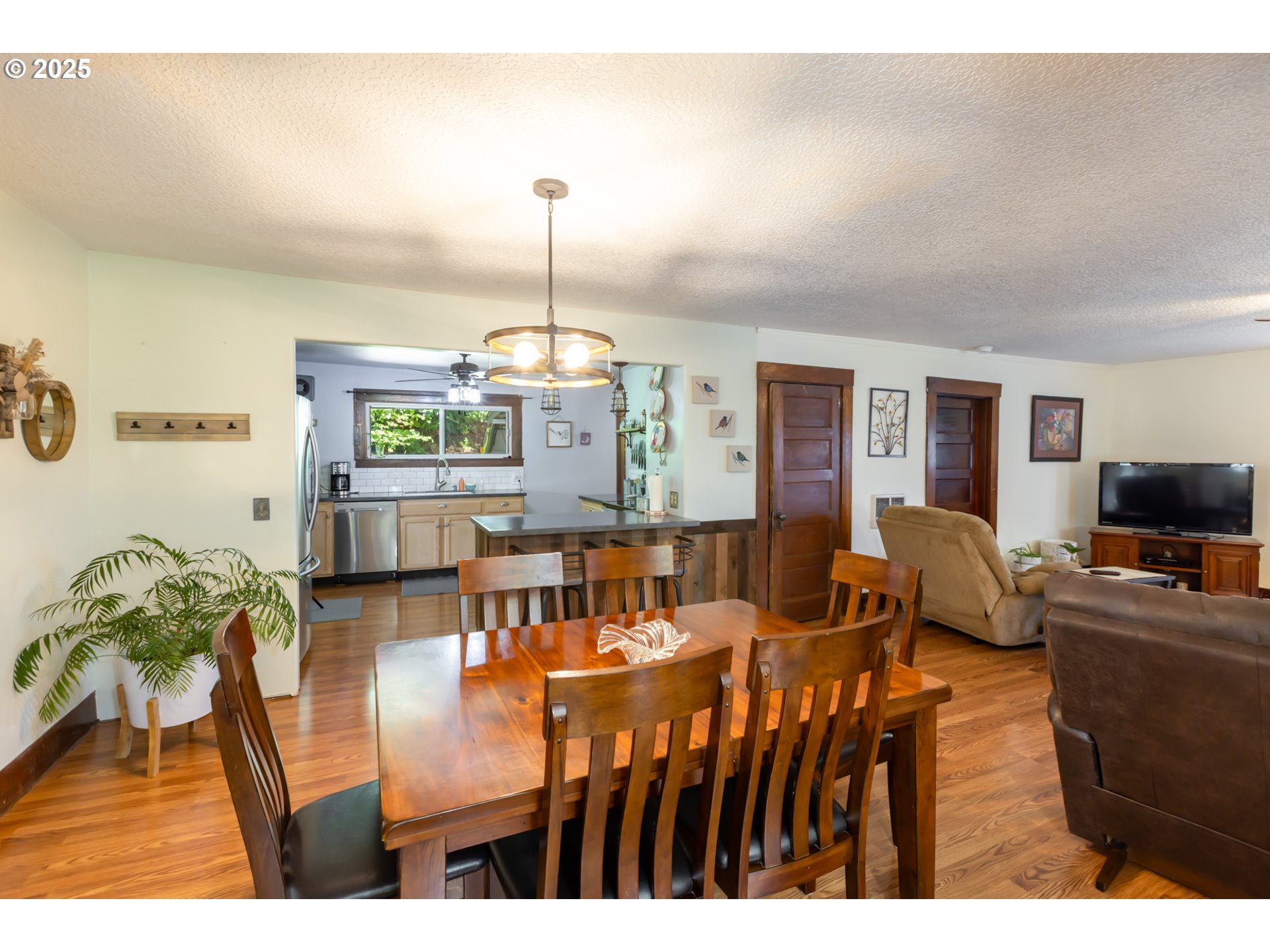 2442 Kingsley Road Hood River, OR 97031 - Photo 9 of 38