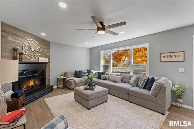 $229,900 | 424 Docia Road, Hillsdale, IL 61257