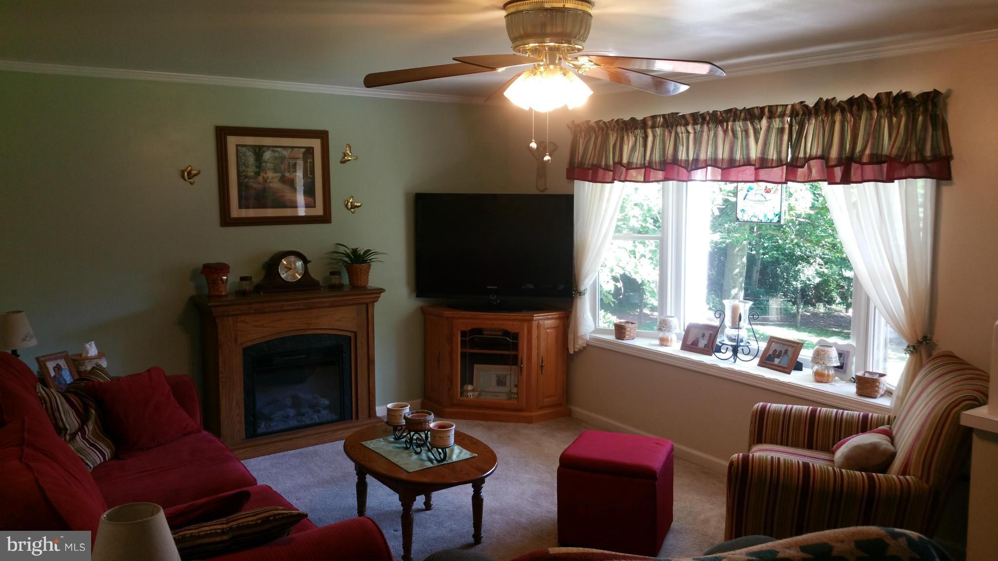 14126 Graceham Road Thurmont, MD 21788 - Photo 6 of 27 Living Room
