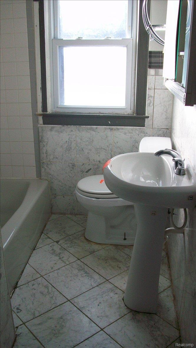 8061 Prest Street Detroit, MI 48228 - Photo 7 of 8 Bathroom