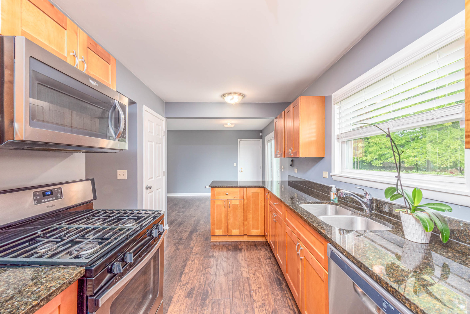1421 Carleton Circle Naperville, IL 60565 - Photo 7 of 41