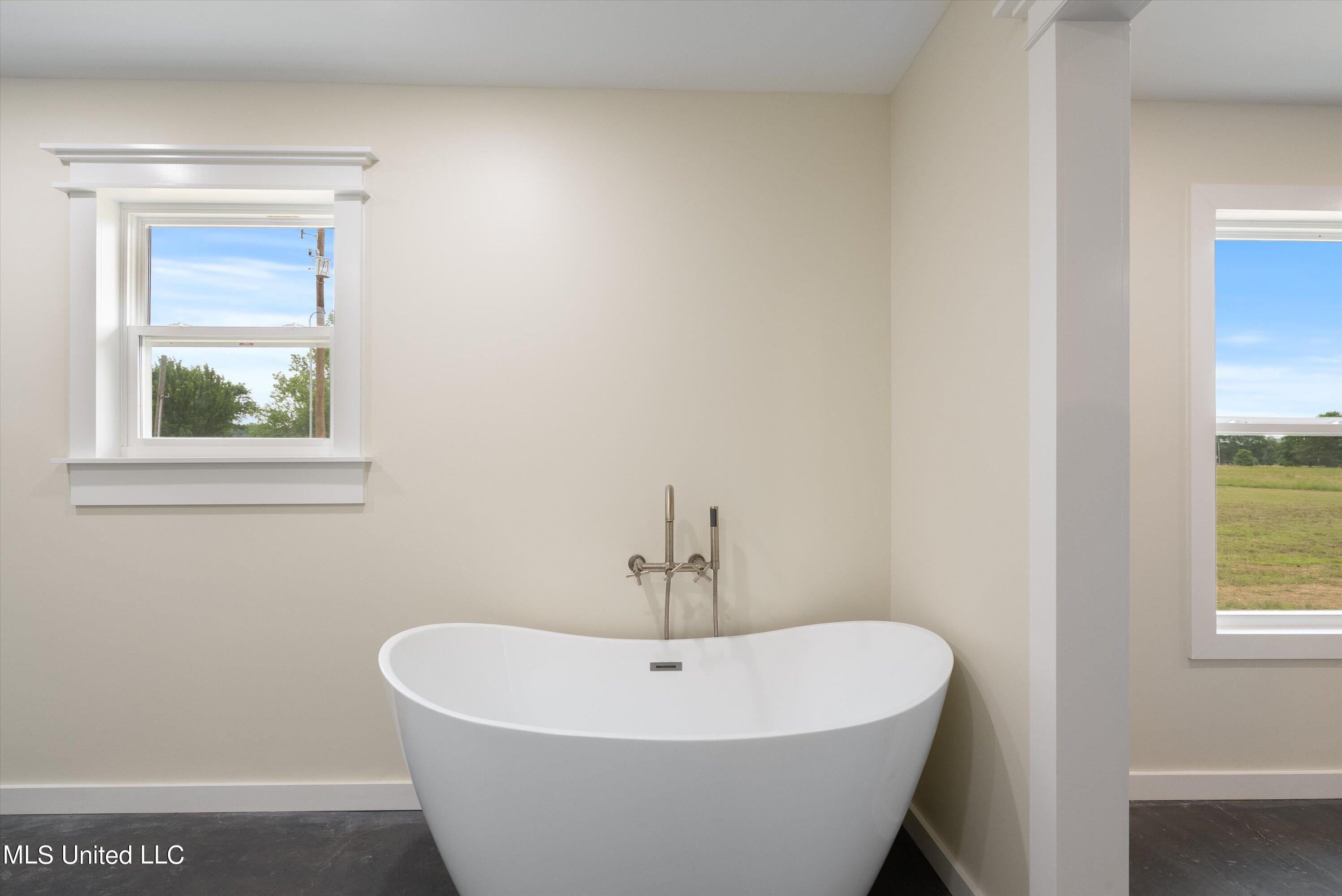 357 Parker Road Pope, MS 38658 - Photo 15 of 29 15-Primary Tub