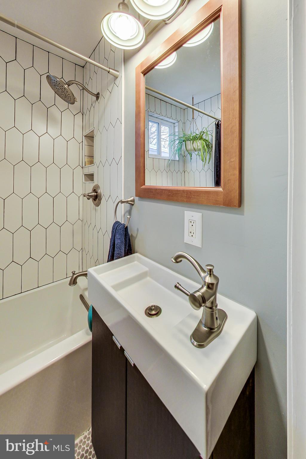 1629 Rosedale Street Northeast Washington, DC 20002 - Photo 14 of 32 Second floor full bath (1 of 2 full bathrooms)