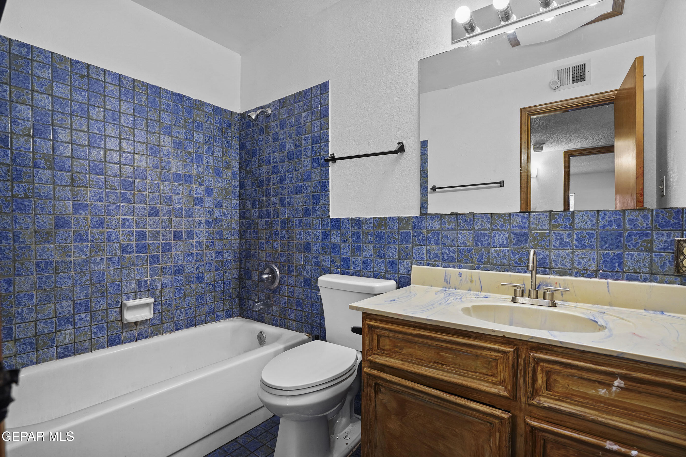 6900 Ridge Top Drive El Paso, TX 79904 - Photo 18 of 32 a bathroom with a sink a toilet and bathtub