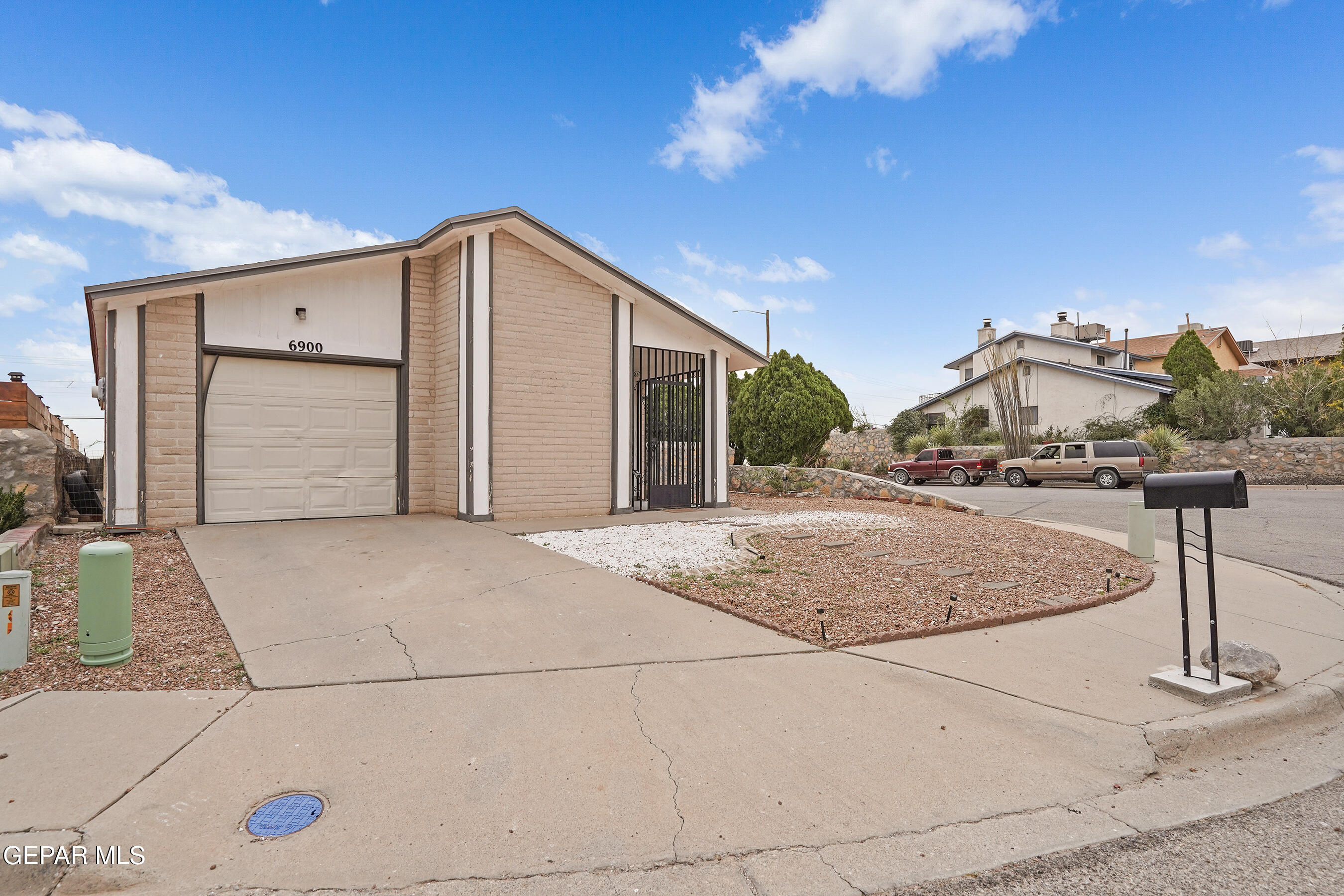 6900 Ridge Top Drive El Paso, TX 79904 - Photo 3 of 32