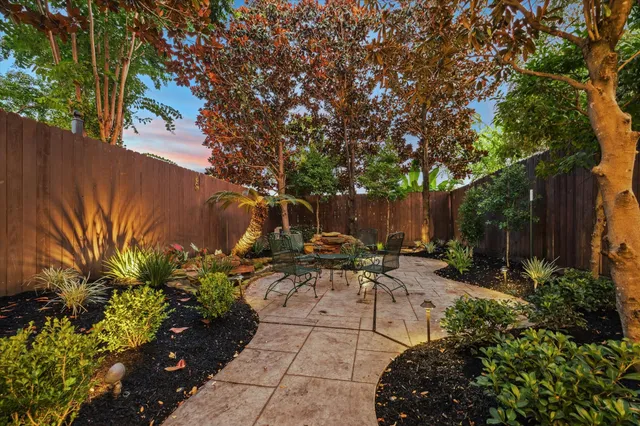 $949,900 | 636 East 6 1/2 Street, Houston, TX 77007