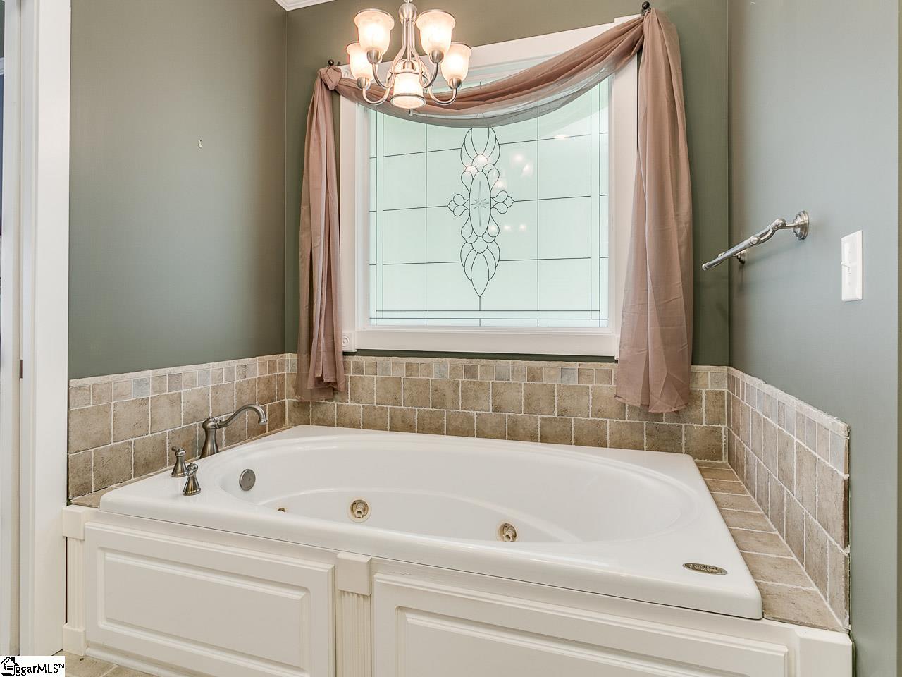 410 State Rd S-42-2289 Greer, SC 29651 - Photo 17 of 34 Master bath tub