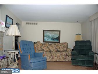 35 Elfreth Road Huntingdon Valley, PA 19006 - Photo 5 of 11 Living Room