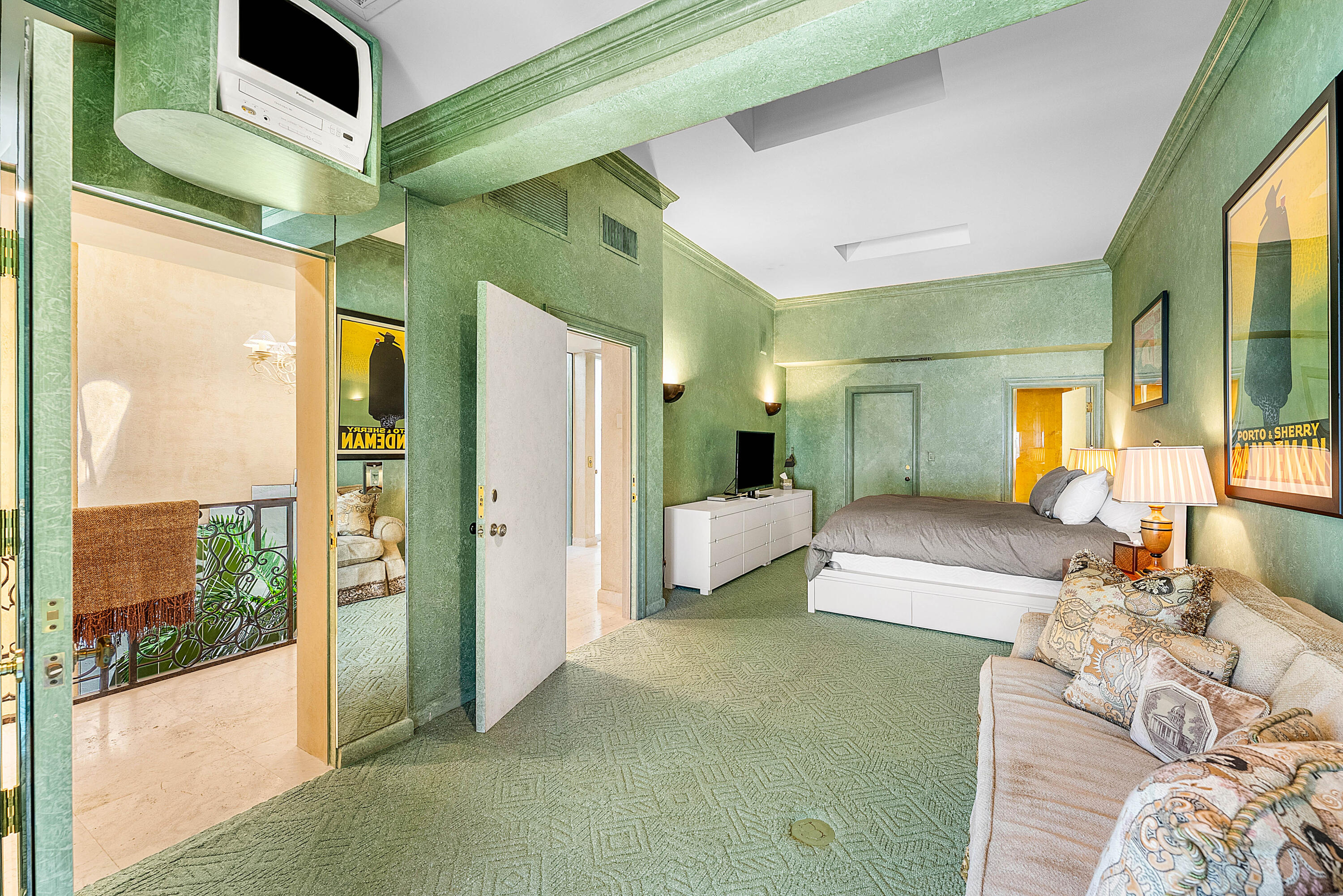 13 Sloans Curve Drive, Unit 13 Palm Beach, FL 33480 - Photo 23 of 47 a balcony with furniture and a chandelier