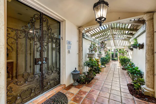 a view of entryway with a front door