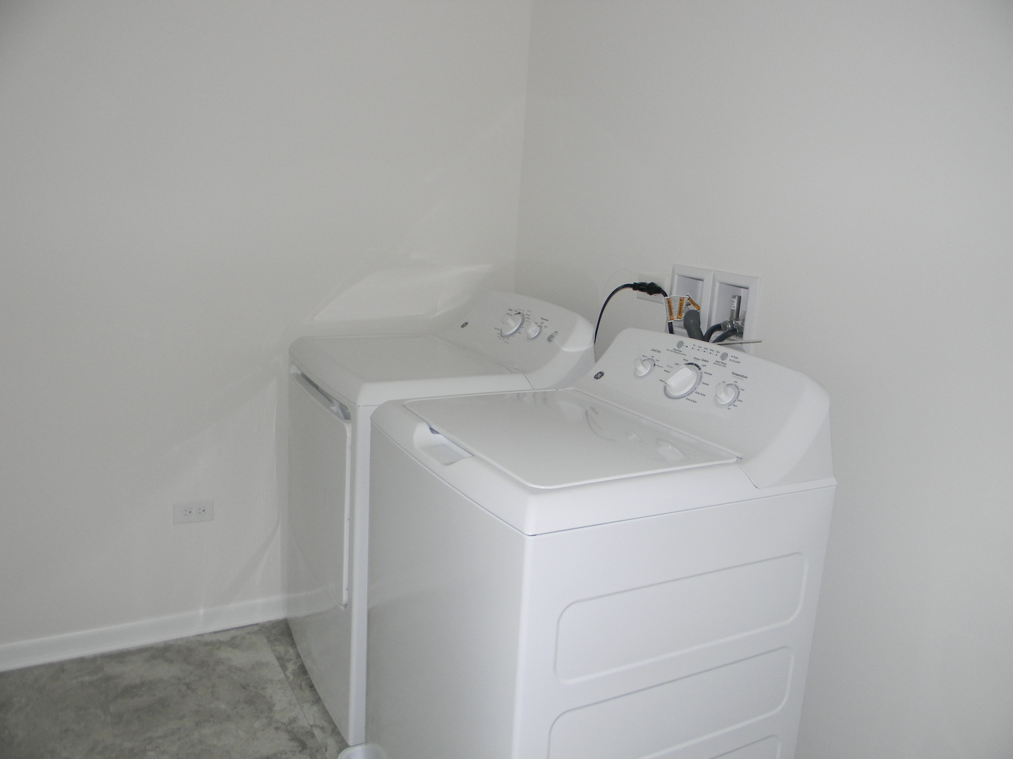 6616 Eich Drive Joliet, IL 60431 - Photo 20 of 20 a utility room with dryer and washer