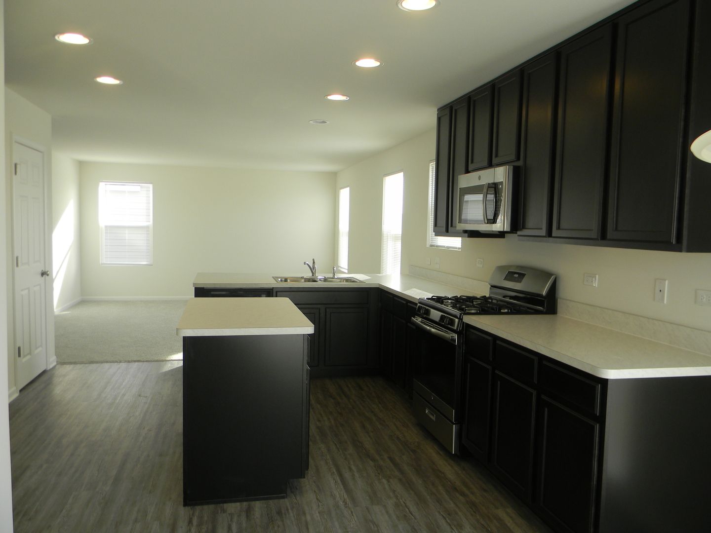6616 Eich Drive Joliet, IL 60431 - Photo 8 of 20 a kitchen that has a sink and a stove in it