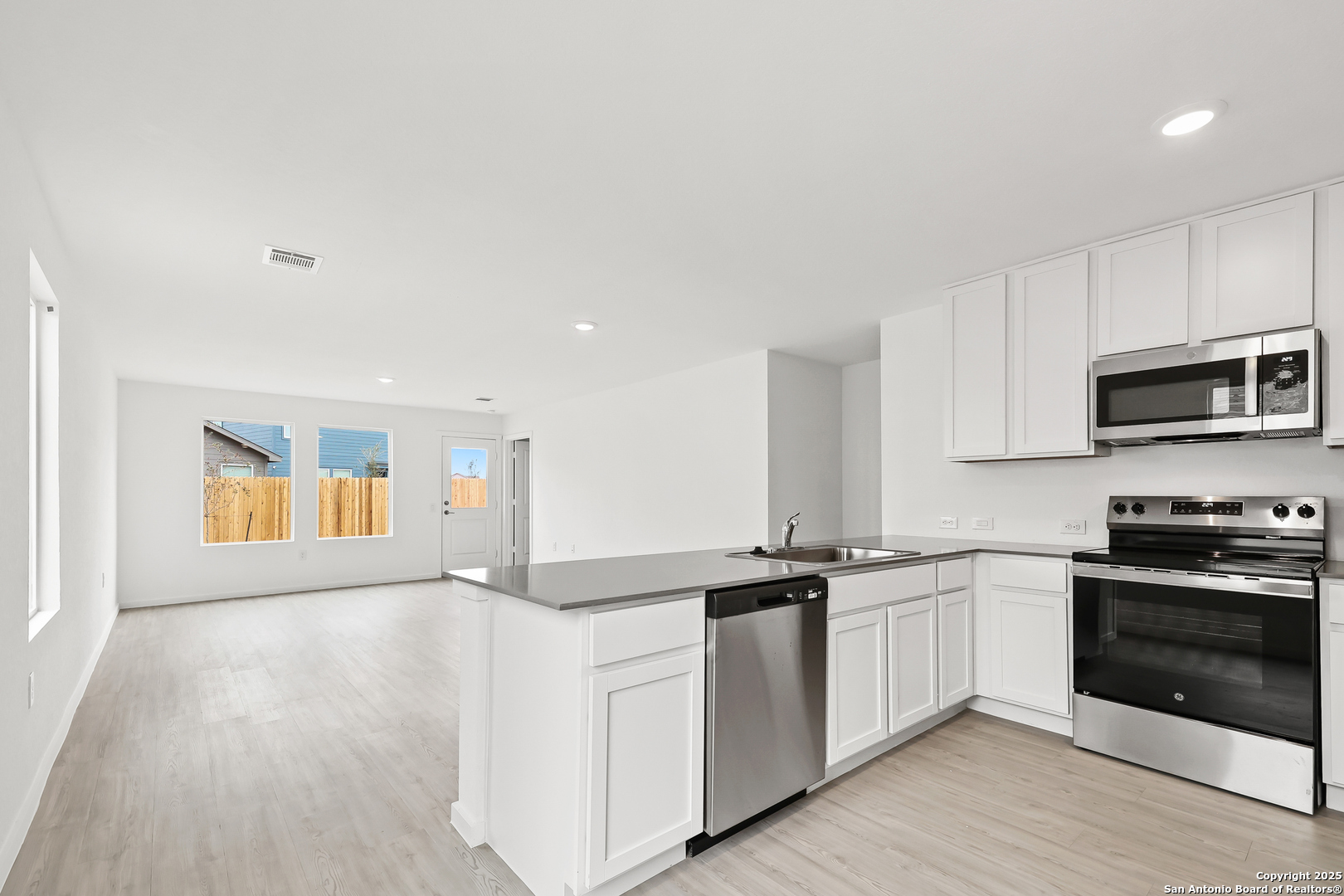 1111 Crenshaw Way San Antonio, TX 78221 - Photo 6 of 34