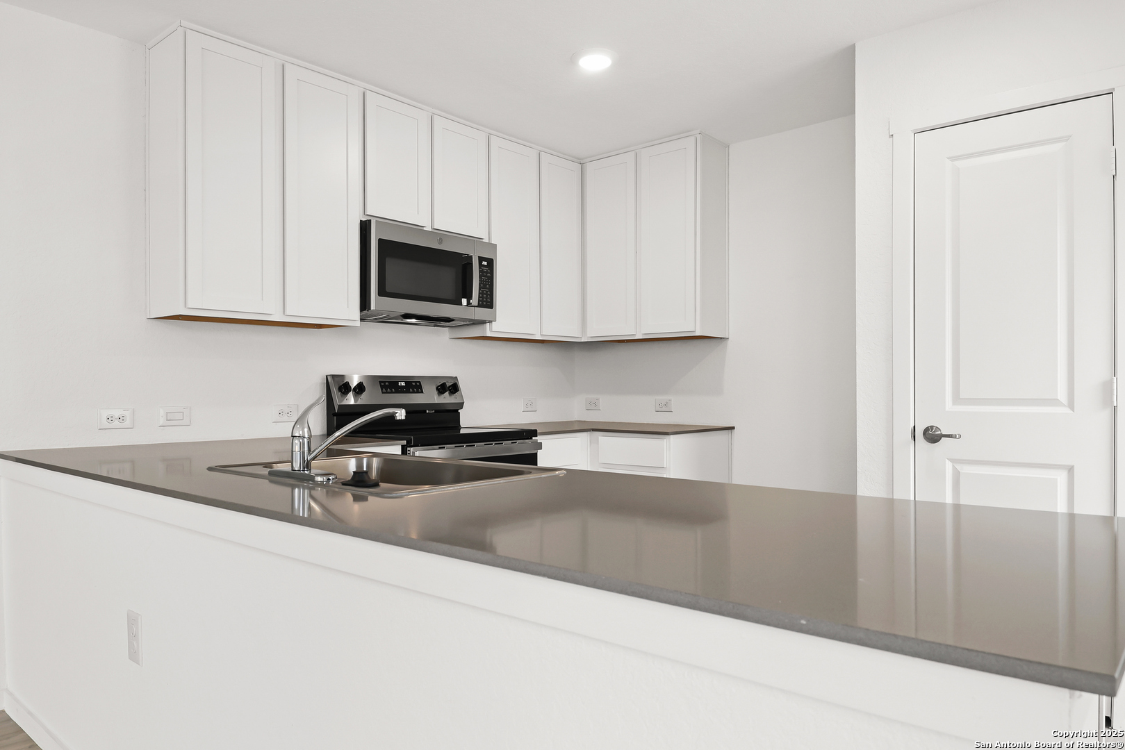 1111 Crenshaw Way San Antonio, TX 78221 - Photo 7 of 34