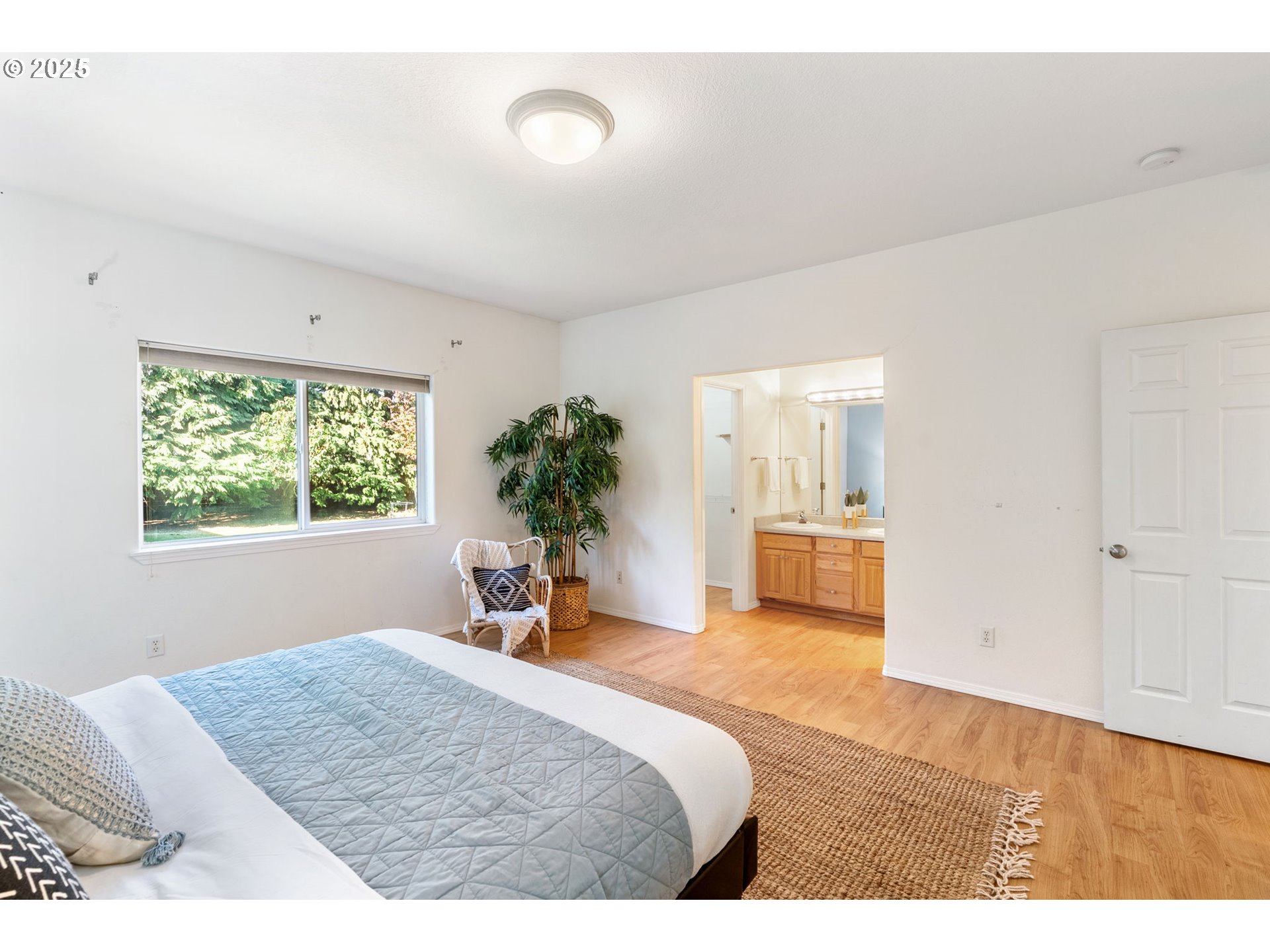 780 Henderson Road Hood River, OR 97031 - Photo 14 of 35 a bedroom with a large bed and a window