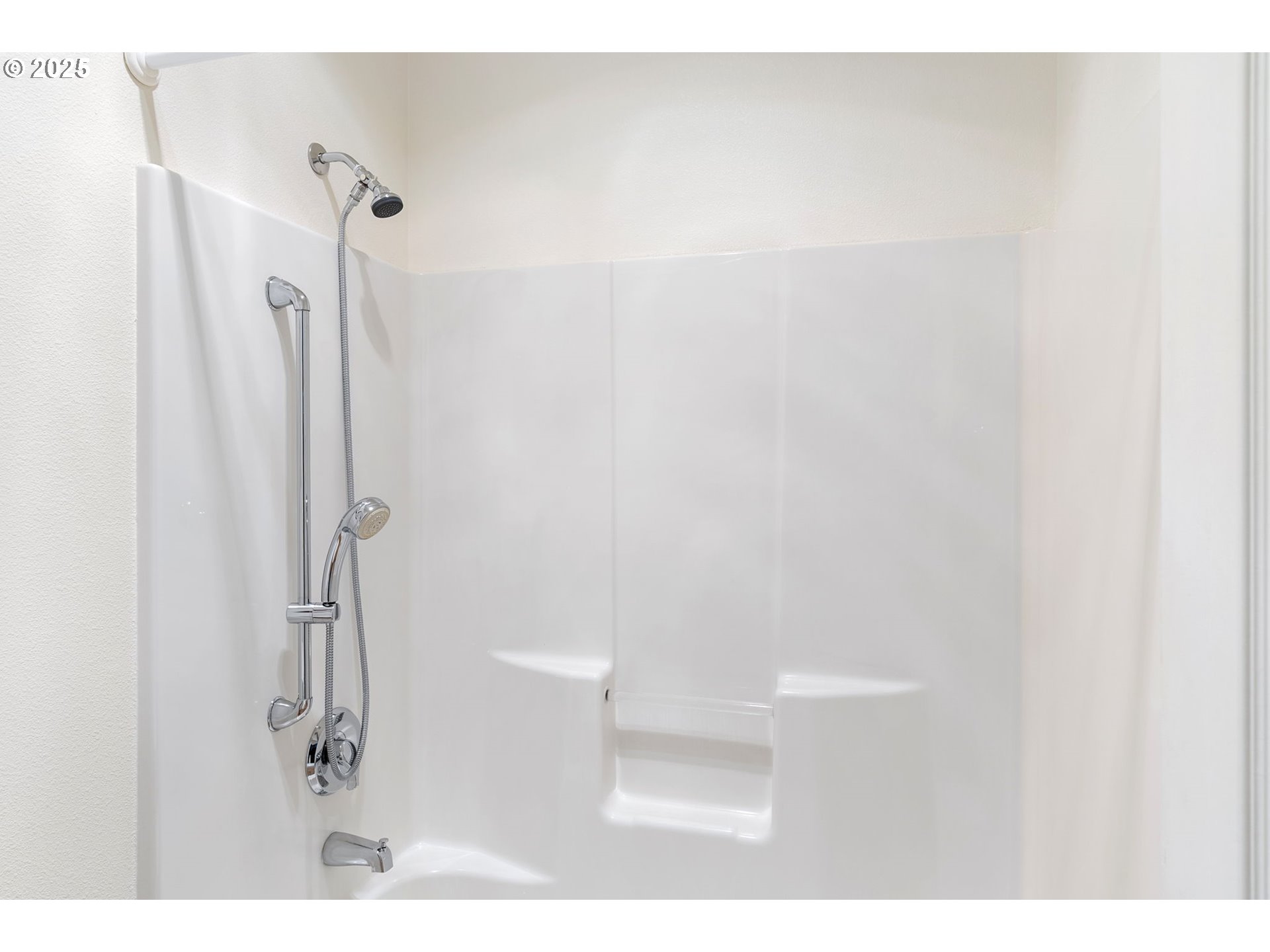 780 Henderson Road Hood River, OR 97031 - Photo 16 of 35 a bathroom with a shower