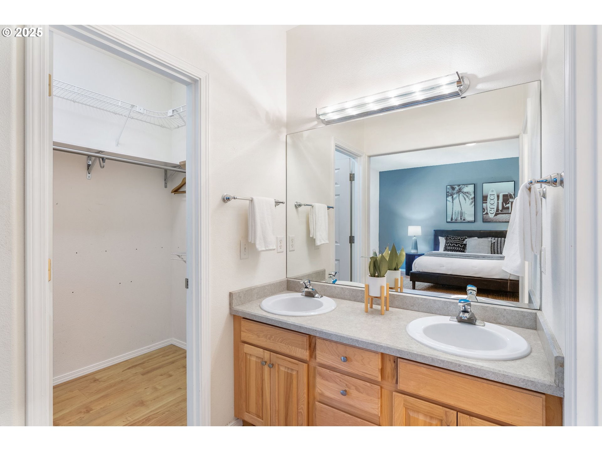 780 Henderson Road Hood River, OR 97031 - Photo 17 of 35 a bathroom with a sink and a mirror
